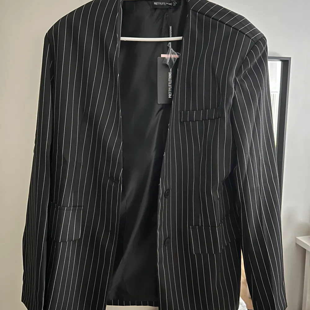 Randig blazer från pretty little thing. Aldrig använd. Har axelvaddar. Skitsnygg!!🤩 Strl 38. 250kr + frakt. Kostymer.