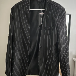 Randig blazer - Randig blazer från pretty little thing. Aldrig använd. Har axelvaddar. Skitsnygg!!🤩 Strl 38. 250kr + frakt