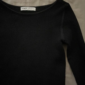 Svart långärmad  - Långärmad tröja från pull and bear aldrig använd 😇