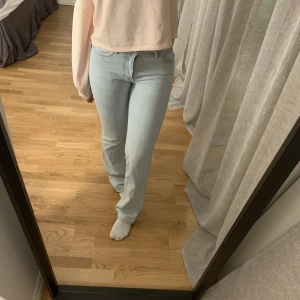 Jeans - Ljusblå lågmidjade bikbok jeans, nyskick (iprincip helt oanvända) Säljes då dem är försmå för mig 