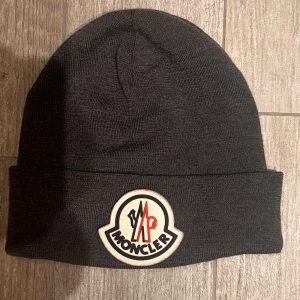 Moncler mössa - Snygg mössa. Knappt använd. kon-9/10. Nypris är över 3000 kr.