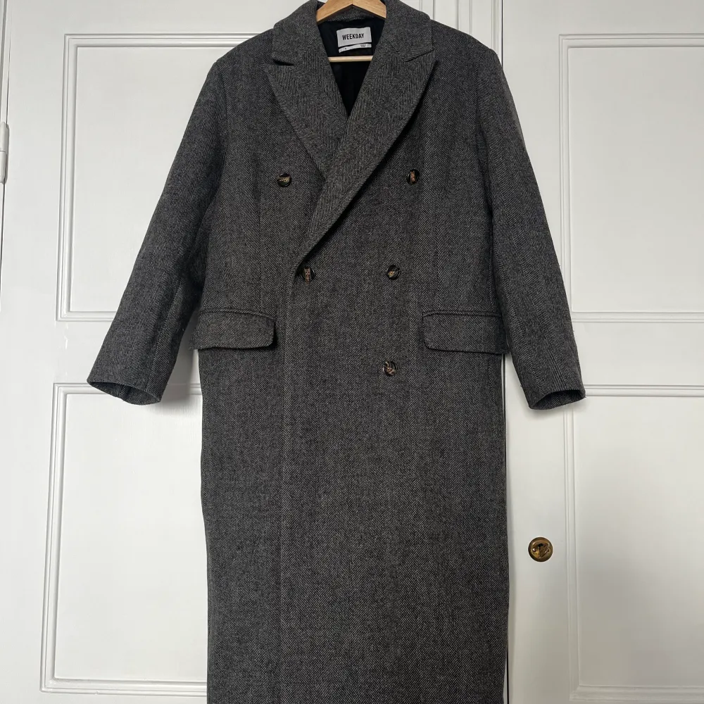 Alex wool blend coat från Weekday i storlek S. Använd fåtal gånger och i fint skick utan anmärkningar!     Länk till hemsidan:  https://www.weekday.com/en_sek/women/jackets-coats/coats/product.alex-wool-blend-coat-grey.1118967002.html  Hämtas/möts upp i S. Jackor.