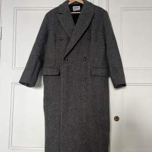 Alex wool blend coat från Weekday i storlek S. Använd fåtal gånger och i fint skick utan anmärkningar!     Länk till hemsidan:  https://www.weekday.com/en_sek/women/jackets-coats/coats/product.alex-wool-blend-coat-grey.1118967002.html  Hämtas/möts upp i S