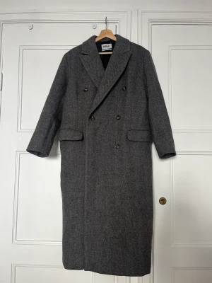 Alex Wool blend coat, Weekday - Alex wool blend coat från Weekday i storlek S. Använd fåtal gånger och i fint skick utan anmärkningar!     Länk till hemsidan:  https://www.weekday.com/en_sek/women/jackets-coats/coats/product.alex-wool-blend-coat-grey.1118967002.html  Hämtas/möts upp i S