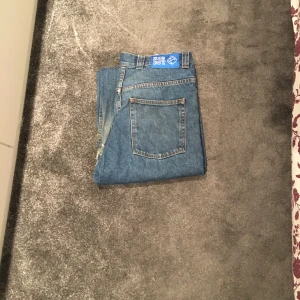 Big Boy - Ett par jeans i storlek M  Ser använda ut längst ner på byxorna är det ganska slitet. Polar skate co. Ny pris 1300kr. Prata med mig innan du köper.