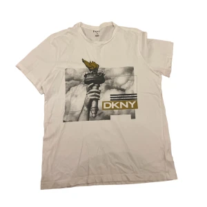 DKNY tee - Skick 8/10 Storlek L