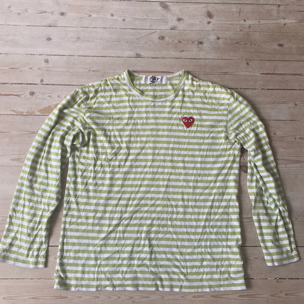 Fet cdg tröja köpt från NK sthlm. Säljes då den är för liten. Strl XL (japansk) men sitter ungefär som S/M med svenska mått.. Tröjor & Koftor.