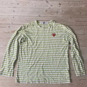 Fet cdg tröja köpt från NK sthlm. Säljes då den är för liten. Strl XL (japansk) men sitter ungefär som S/M med svenska mått.