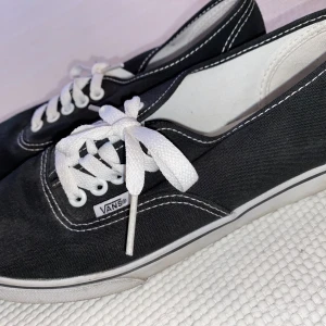 Vans - Vans i färg svart. Använda 1 gång. Storlek 38.
