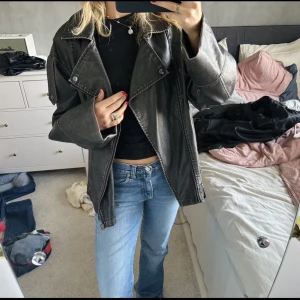 Skinnjacka - Säljer denna skinnjacka storlek 34 men ganska oversized. Knappt använd 