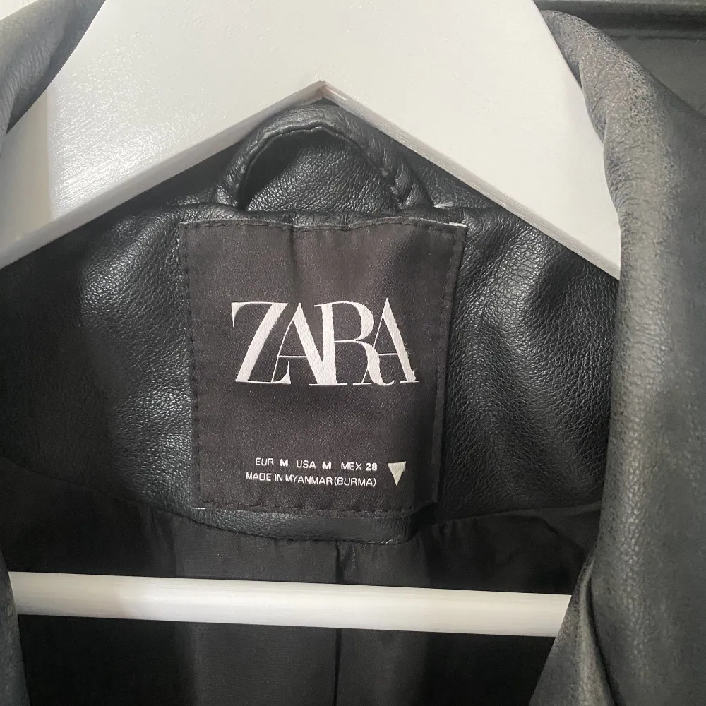 Skinn jacka ifrån Zara, storlek M, använd typ 3 gånger . Övrigt.