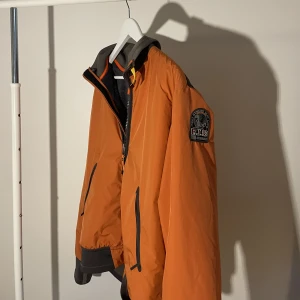 Parajumper jacka - Hej säljer min parajumper jacka storlek large den funkar perfekt till hösten och vintern obs har en liten fläck på magen 