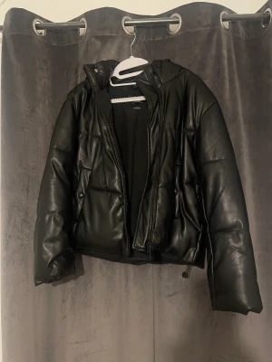 Läder pufferjacka - En läder pufferjacka från pull&bear . Sparsamt använd