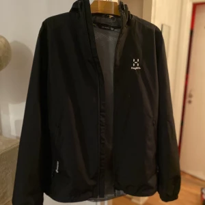 Haglöfs gortex jacka - En jacka från haglöfs med gortex. Köpte den i somras och den har Fortfarande bra kvalitet. Fungerar jättebra mot regn och vind. Skriv till mig för mer frågor. Priset är ej hugget i sten.