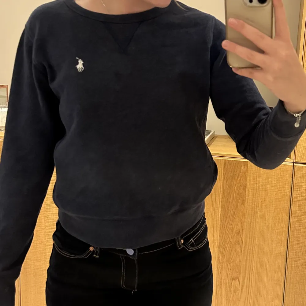 Mörkblå sweatshirt från Ralph Laursen i storlek S. Tröjor & Koftor.