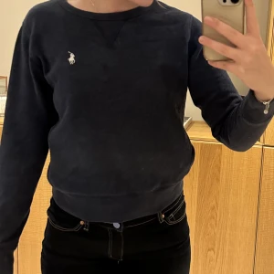Sweatshirt från Ralph Lauren - Mörkblå sweatshirt från Ralph Laursen i storlek S
