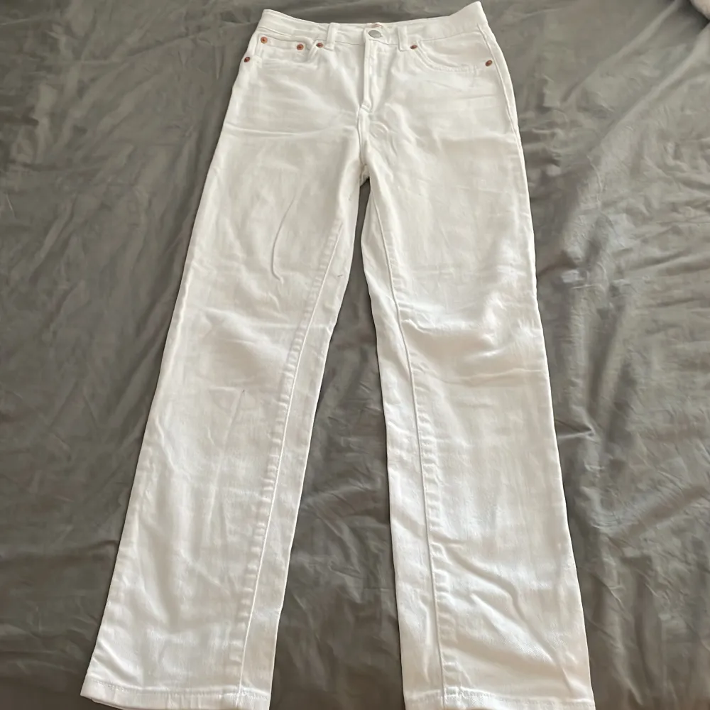 Ett par vita Levis jeans. Andvänd ett par gånger💘. Storlek 152.. Jeans & Byxor.