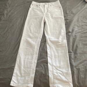 Ett par vita Levis jeans. Andvänd ett par gånger💘. Storlek 152.