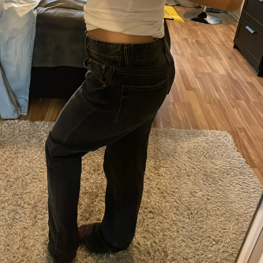 Säljer mina svarta raka mid waist jeans från zara då dom inte kommer till någon användning eftersom dom är för stora för mig. De är i storlek 36, säljer för 200kr💖. Jeans & Byxor.