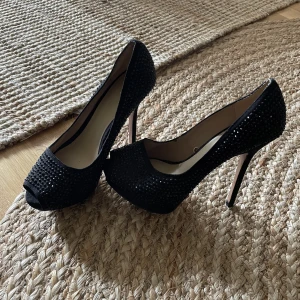 Höga klackar med stenar - Väldigt fina och enkla att gå i! 