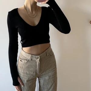 träningströja - Svart långärmad träningströja med hål för tummarna från H&M ”Move” i storlek S, passar XS bra också. Den är i nyskick! Säljer även tillhörande träningstights i annat inlägg☺️ Hör av dig om du undrar något!👋🏼✨🤍💞
