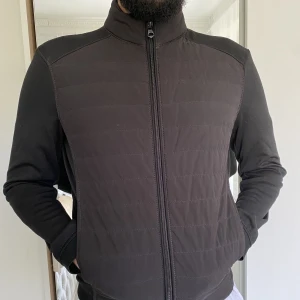 Jacka / zara - Jacka köpt från zara för 600kr, pga för liten. Jackan säljs inte längre i zara. Nyskick! 