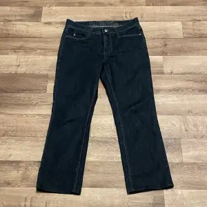 Snygga midwaist jeans från MAC med glitter mönster på fickorna❤️ midjemått: 38cm innerbenslängd: 64cm. Kontakta mig om ni har några frågor<3