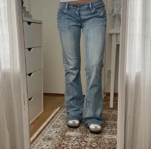 Diesel jeans - Säljer dessa jättesnygga vintage diesel jeans som jag har köpt här på Plick men säljer vidare eftersom att de var förstora för mig. Första bilden är från den första ägaren! Midjemått: 44, innerbenslängd: 85 Benvidd: 26 Skriv gärna om du har några frågor💕