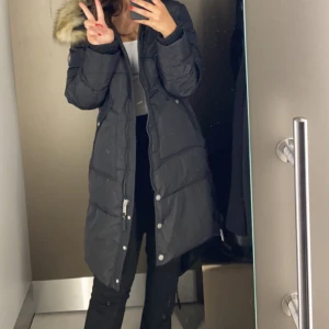 Vinterjacka  - Varm vinterjacka i storlek 36/S, passar även en 38/M. Använd några gånger förra vintern. Nypris: 1200 kr. Mitt pris: 500 kr eller bud. Köparen står för frakten. 