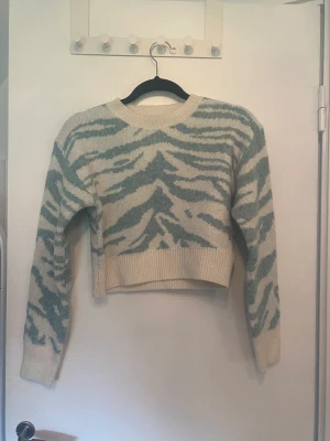 Tröja - Söt tröja med trendigt mönster. Super mjuk och skön nu till hösten. Passar xs-m💞 nyskick
