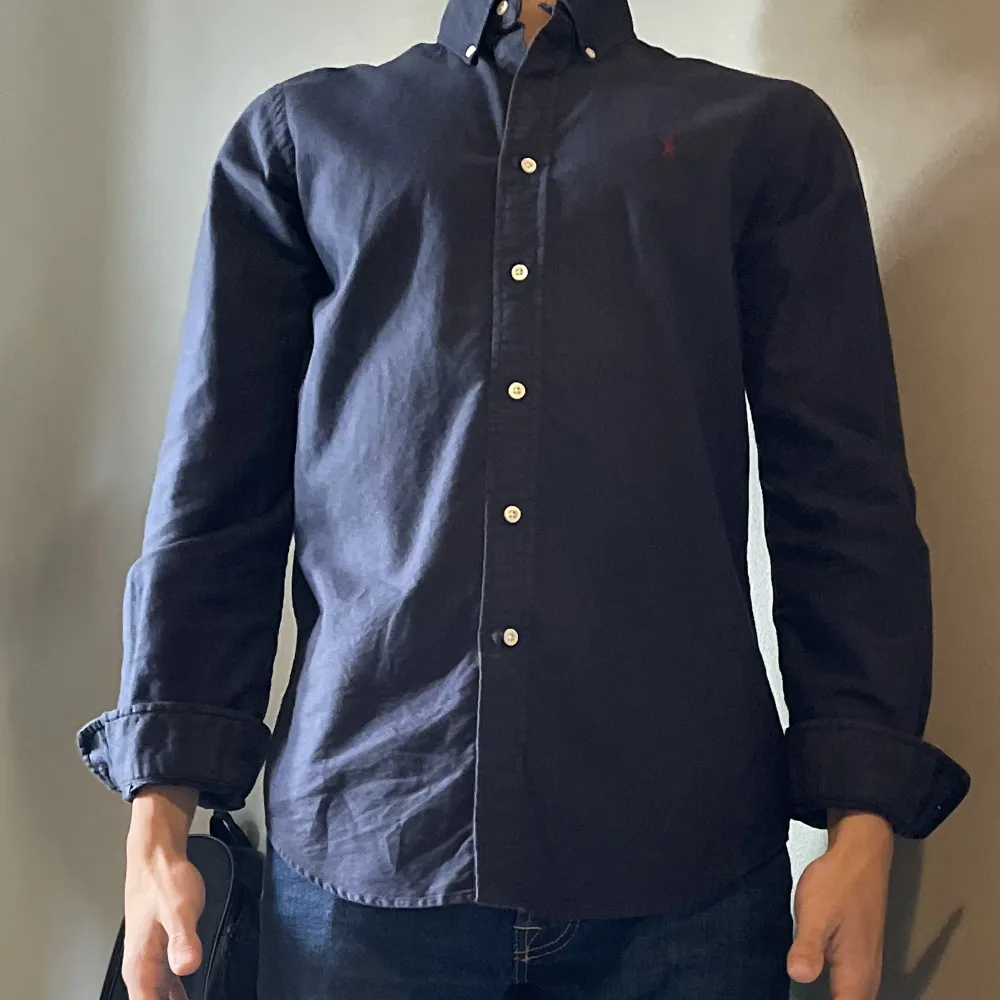 Snygg button down Ralph Lauren skjorta i Storlek S. Färg Navy blue. 180cm sitter riktigt bra. . Skjortor.