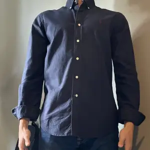 Snygg button down Ralph Lauren skjorta i Storlek S. Färg Navy blue. 180cm sitter riktigt bra. 