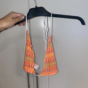 Orange bikinitopp - En bikinitopp i virkat material, perfekt till strandfesten 🧡