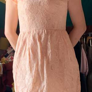 rosa/beige klänning.