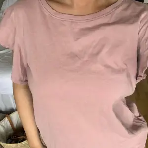 Rosa T-shirt med volang