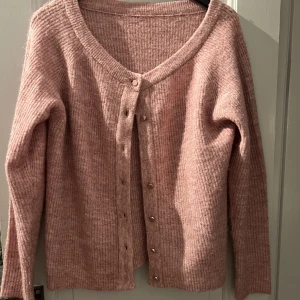 Stickad kofta  - En rosa stickad kofta från vila, materialet är jätte mjukt och skönt den är perfekt nu inför hösten💘( dock saknas de en knapp)