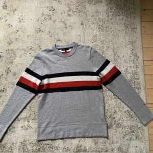 Tommy Hilfiger tröja nyskick - Säljer denna skitsnygga Tommy Hilfiger tröjan som passar speciellt bra nu till hösten! Storlek är L och tröjan är i nyskick🧞‍♂️  Kan gå ner i pris vid snabb affär, så kom gärna med prisförslag och skriv vid frågor :)