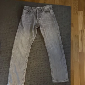 Jeans jack&jones  - Fina jeans för killar knappt använda 😊skriv för mer bilder och information så löser vi det 