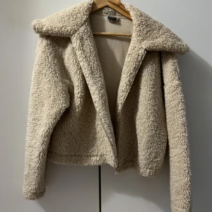 Jacka - Jacka från bikbok i storlek S. Typ ull material. Använt ett par gånger. Inga defekter❤️