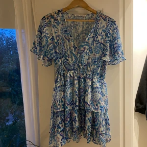 Zara klänning - Säljer denna superfina klänning från zara då den inte kommer till användning! Den är använd enstaka gånger i nyskick!