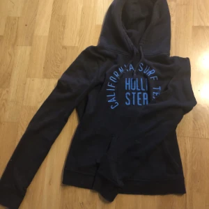 Hollister - Säljer denna snygga hollister zip up hoodie.