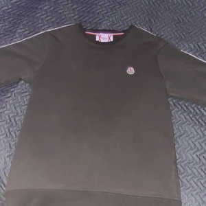 Olivgrön moncler tröja - Säljer denna olivgröna moncler tröjan för 399kr som jag hade köpt för 3000kr, säljer det billigt för jag har växt ur den. Priset kan sänkas för snabb affär.(OBS den är lite stor vid nacken)