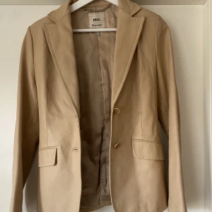 Beige skinkavaj - Supersnygg och fräsch skinkavaj som tyvärr inte passar mig:( väldigt bra skick och len i materialet