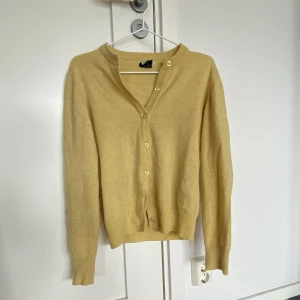 Kofta 💛 - Fin stickad kofta, köpt på Plick men aldrig använd. Fint skick. 