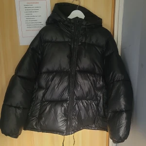 Puffer jacka från hm - Puffer jacka från hm. Endast använd 3 månader i vintras. Fint skick. Pris kan diskuteras 