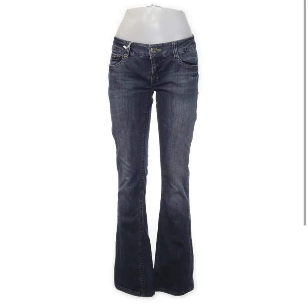 Superfina lågmidjade jeans från Only, lite slitna på ena benet men inget som man tänker på. Lite för långa på mig som är 171. 225 + frakt . Jeans & Byxor.