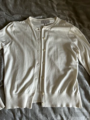 Kofta från hm - Fin vit kofta från HM, jättebra skick! Tryck på köp nu eller hör av er vid intresse eller frågor!