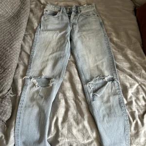 Zara mid rise Jeans - Säljer dessa populära Jenssen från Zara, super snygga och i bra skick! Hör av vid intresse eller intresse, använd gärna köp nu! Storlek 34