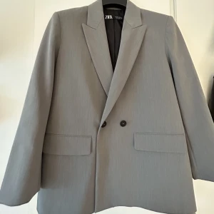 Grå blazer - Grå blazer från zara. Aldrig använd! 