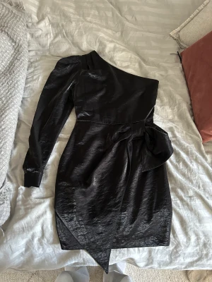 Festklänning från Ginatricoat - Super snygg klänning som aldrig kommit till användning!